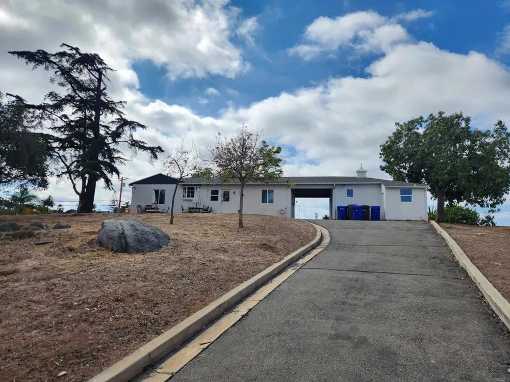 1060 Crest View Rd Vista, CA 92081