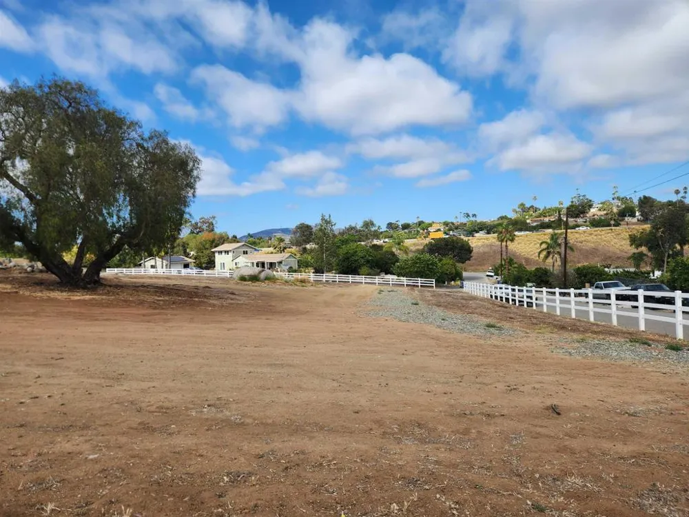 1060 Crest View Rd Vista, CA 92081