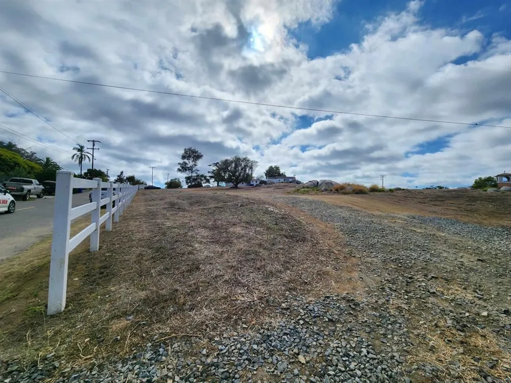 1060 Crest View Rd Vista, CA 92081