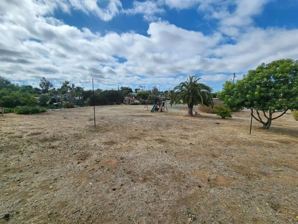 1060 Crest View Rd Vista, CA 92081