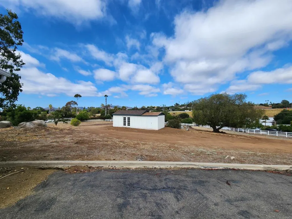 1060 Crest View Dr Vista, CA 92081