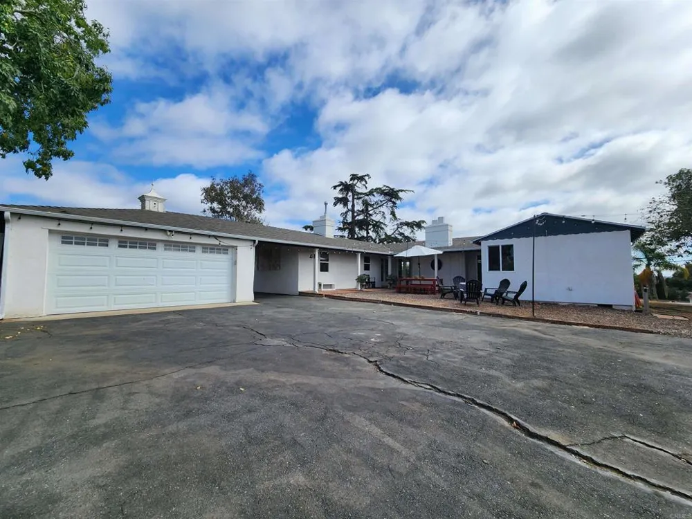 1060 Crest View Dr Vista, CA 92081