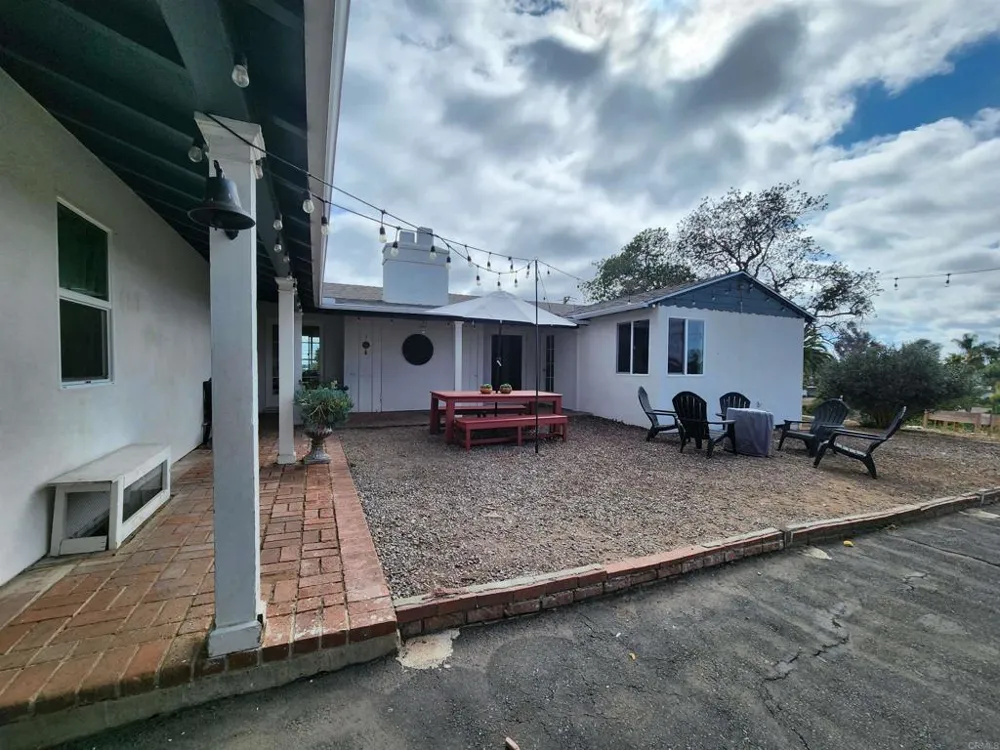 1060 Crest View Dr Vista, CA 92081