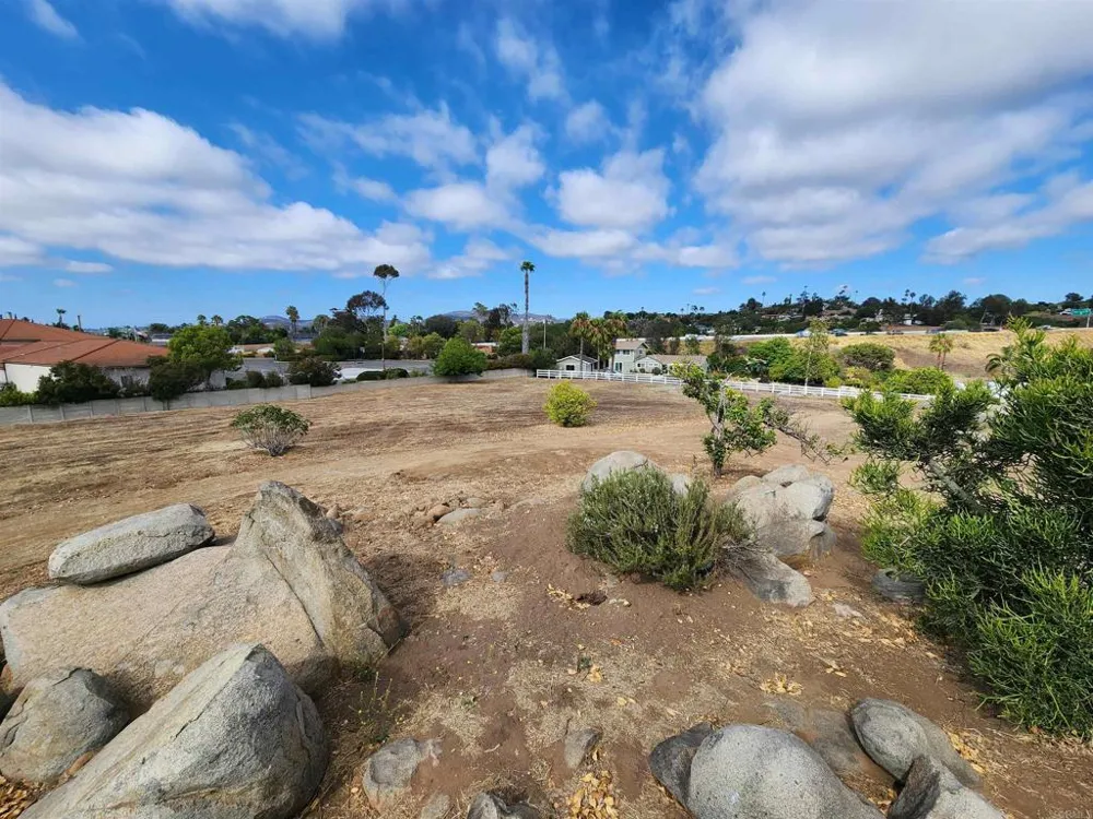 1060 Crest View Dr Vista, CA 92081