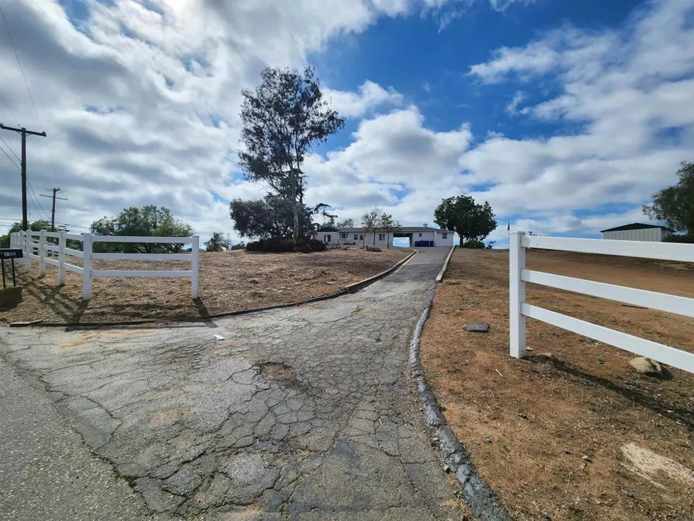 1060 Crest View Dr Vista, CA 92081