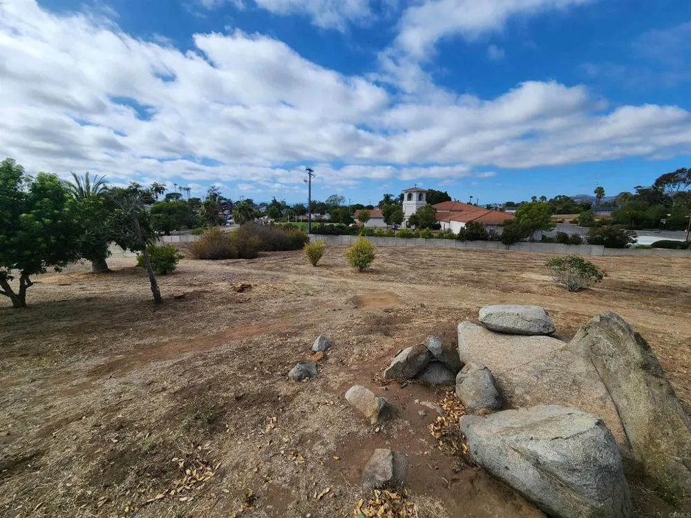 1060 Crest View Dr Vista, CA 92081
