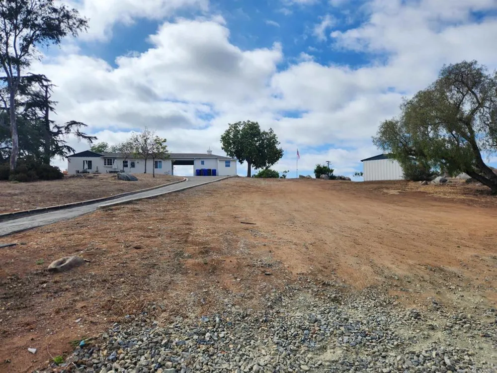 1060 Crest View Dr Vista, CA 92081