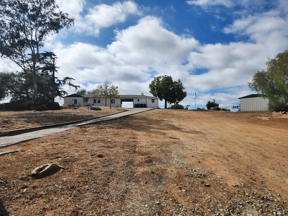1060 Crest View Dr Vista, CA 92081