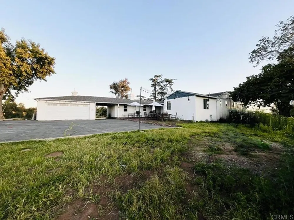 1060 Crest View Dr Vista, CA 92081