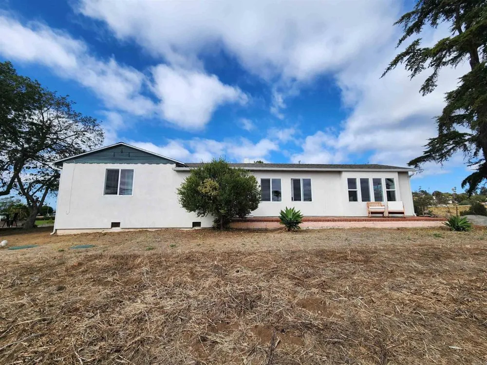 1060 Crest View Dr Vista, CA 92081
