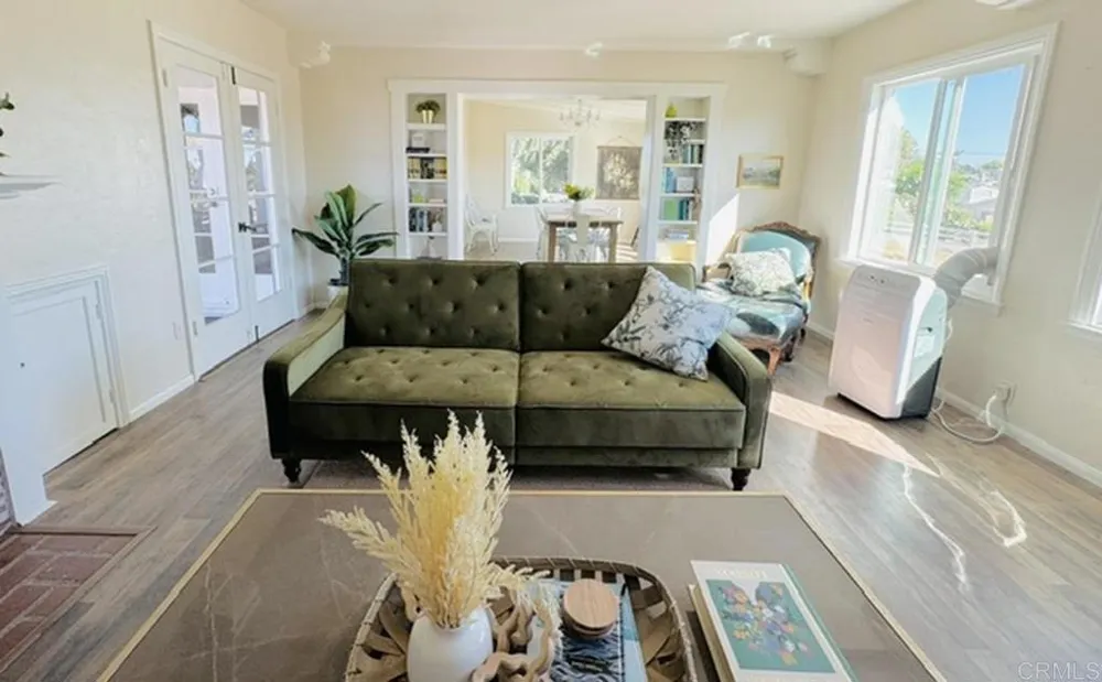 1060 Crest View Dr Vista, CA 92081