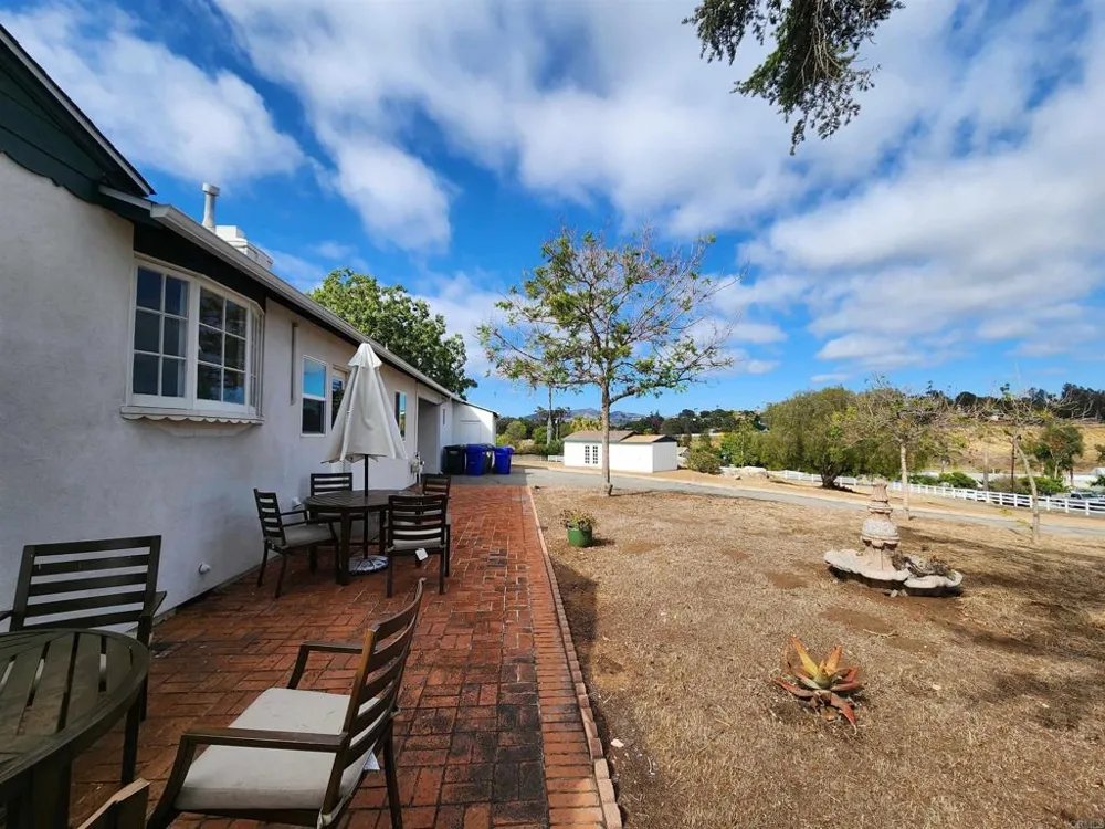 1060 Crest View Dr Vista, CA 92081