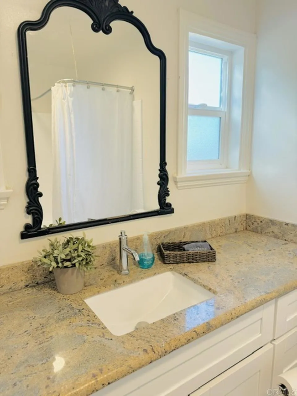 1060 Crest View Dr Vista, CA 92081