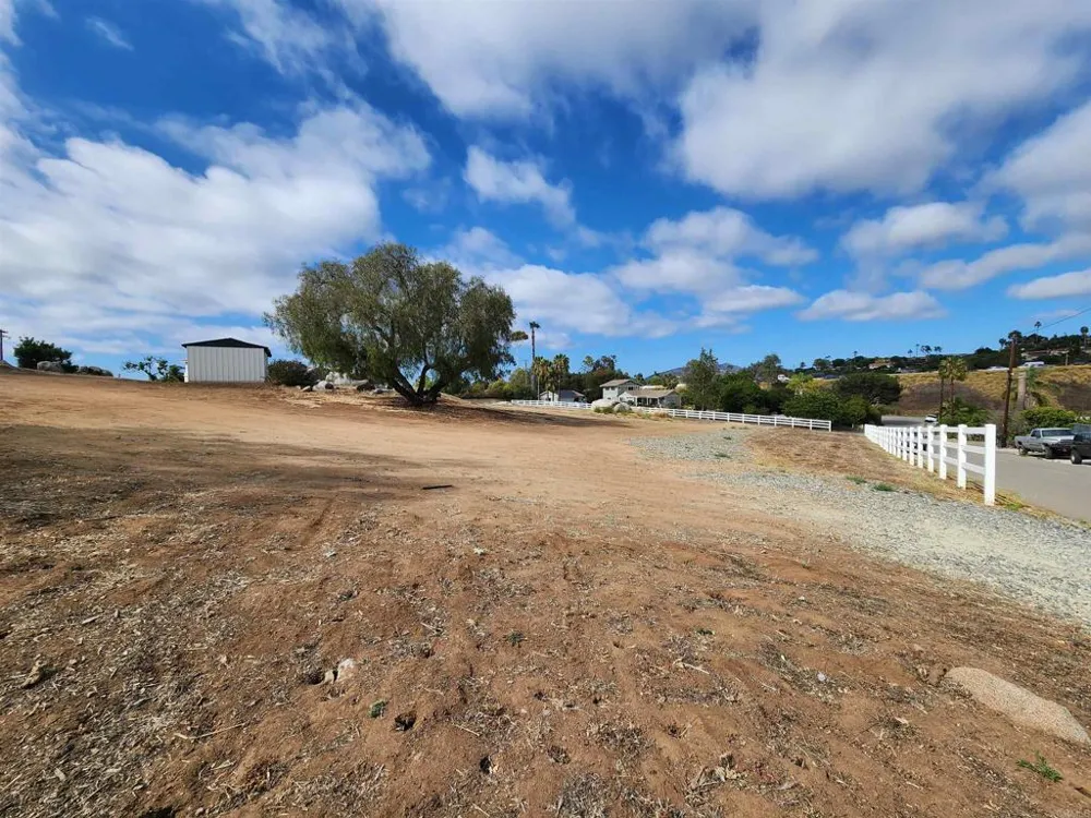 1060 Crest View Dr Vista, CA 92081