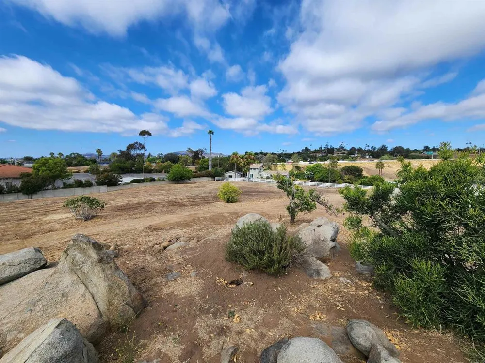 1060 Crest View Dr Vista, CA 92081