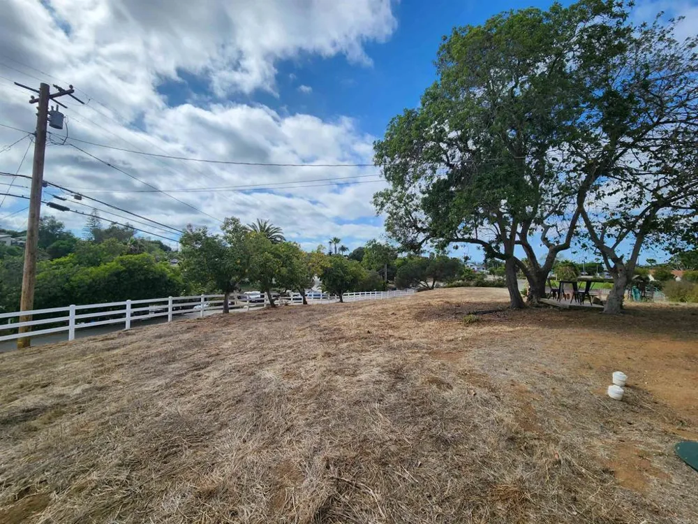 1060 Crest View Dr Vista, CA 92081