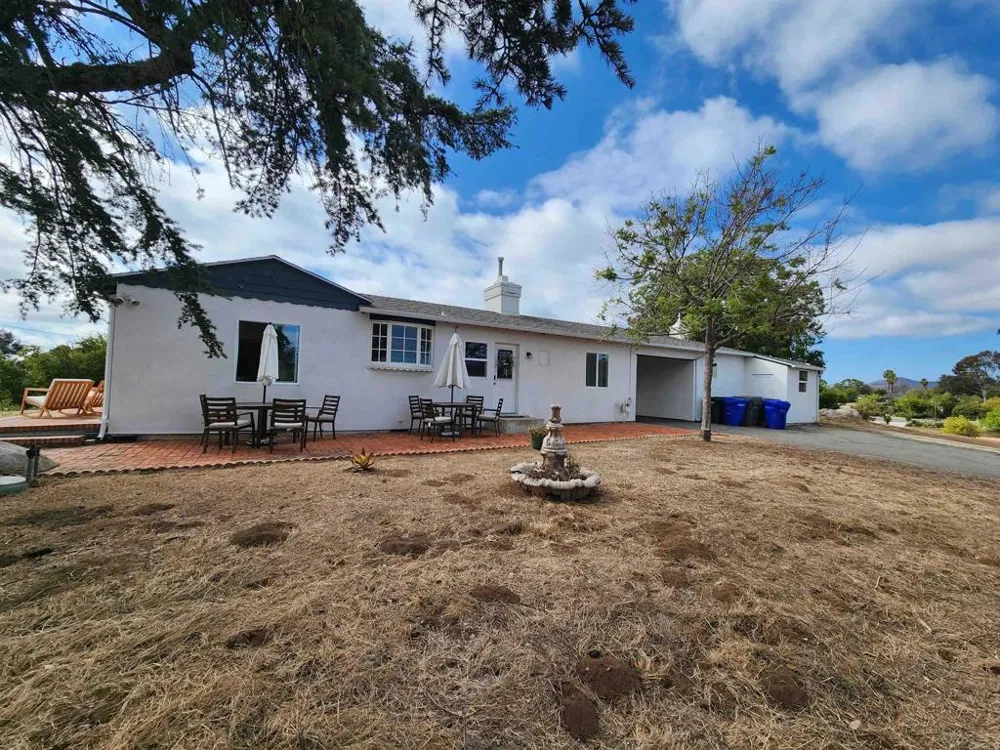 1060 Crest View Dr Vista, CA 92081