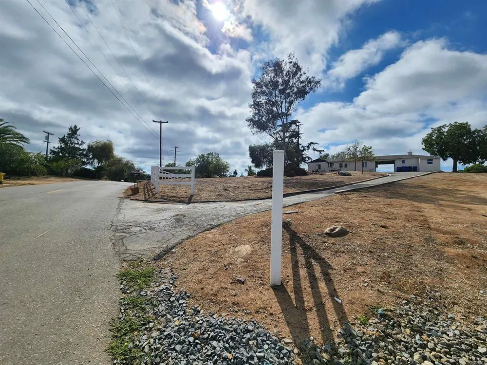1060 Crest View Dr Vista, CA 92081