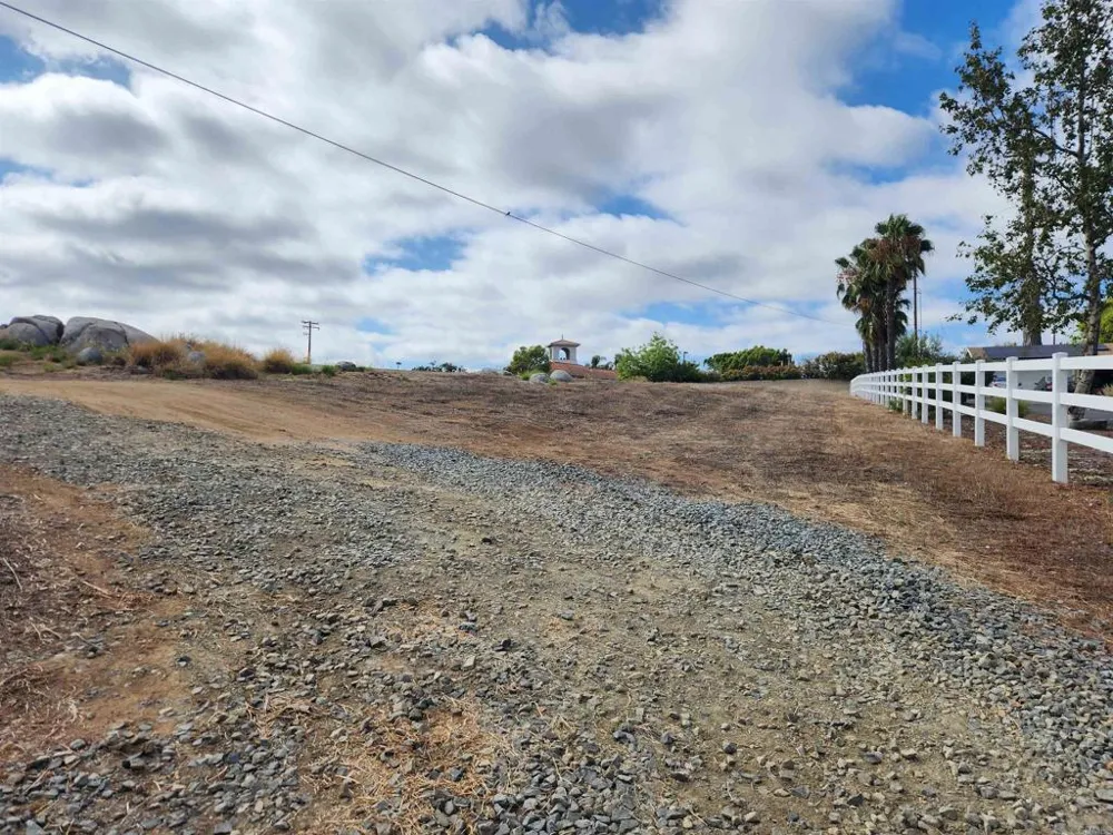 1060 Crest View Dr Vista, CA 92081