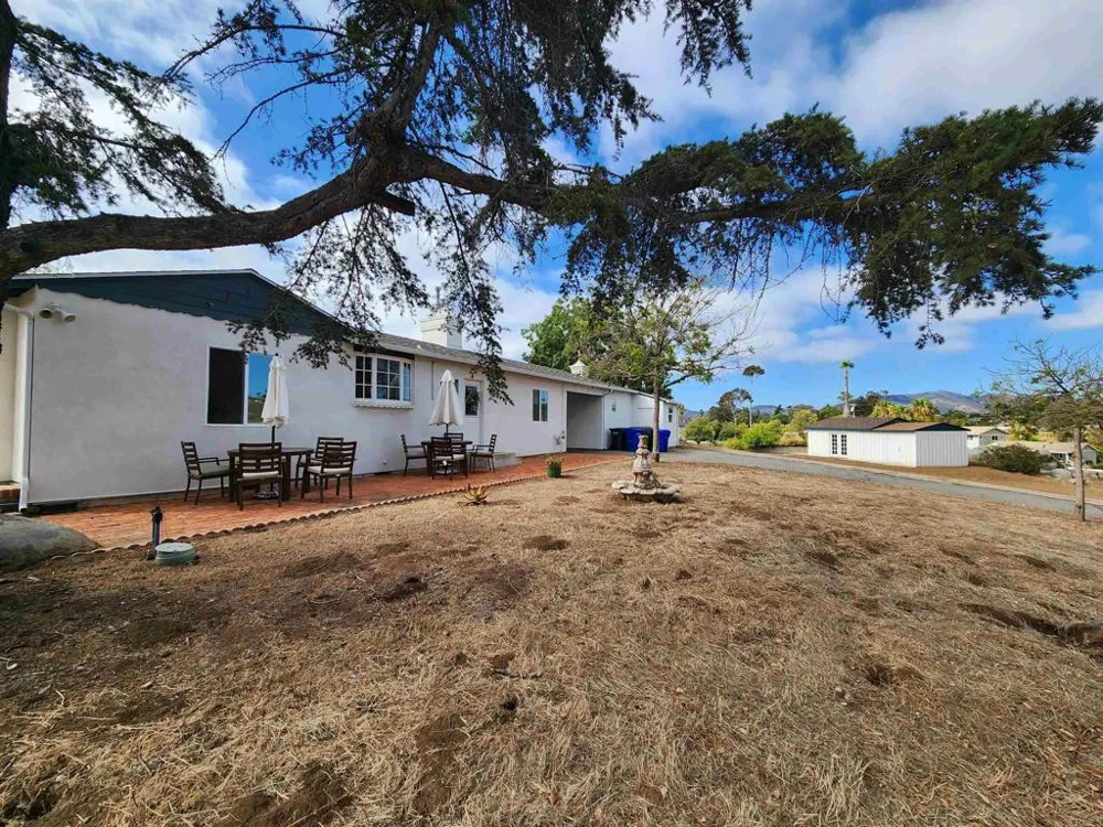 1060 Crest View Dr Vista, CA 92081