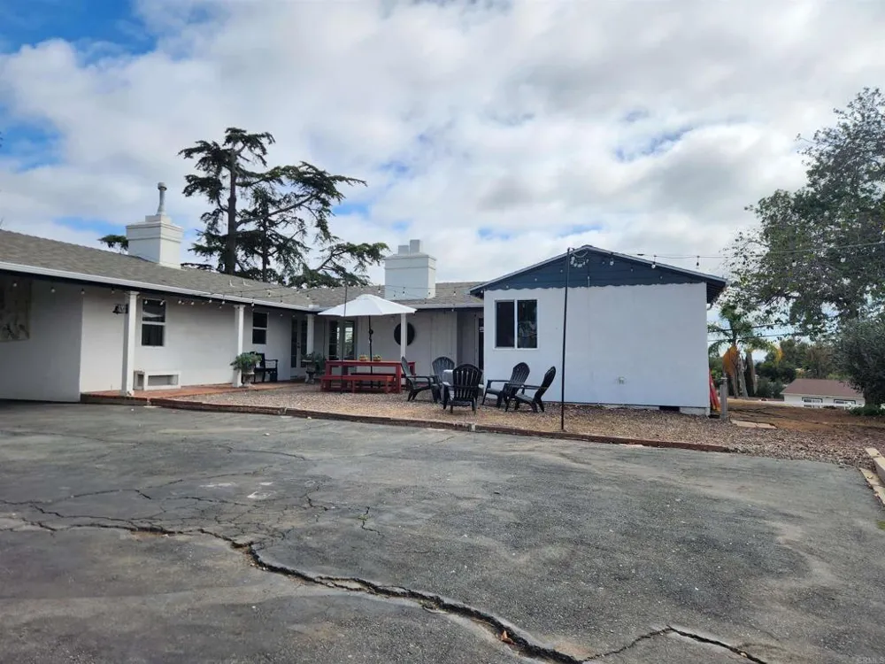 1060 Crest View Dr Vista, CA 92081