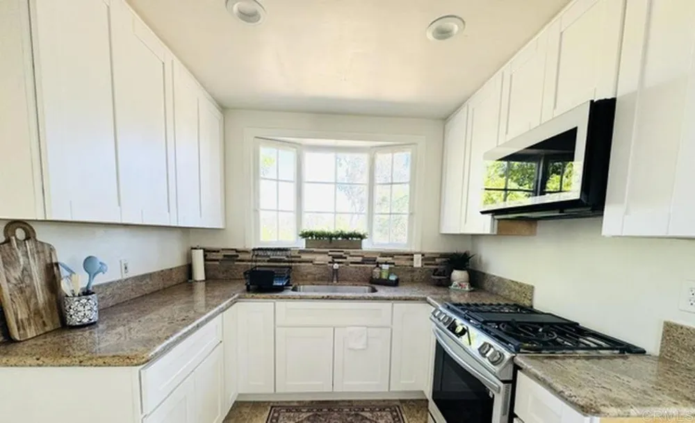 1060 Crest View Dr Vista, CA 92081