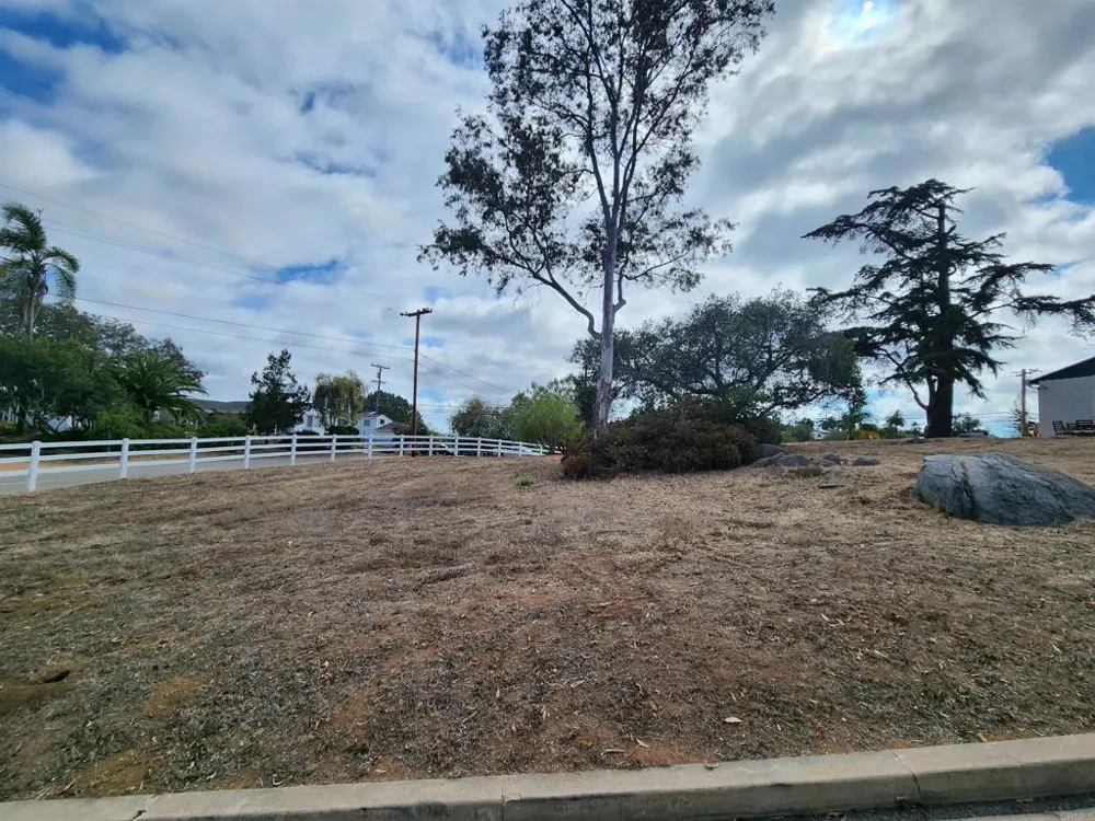 1060 Crest View Dr Vista, CA 92081