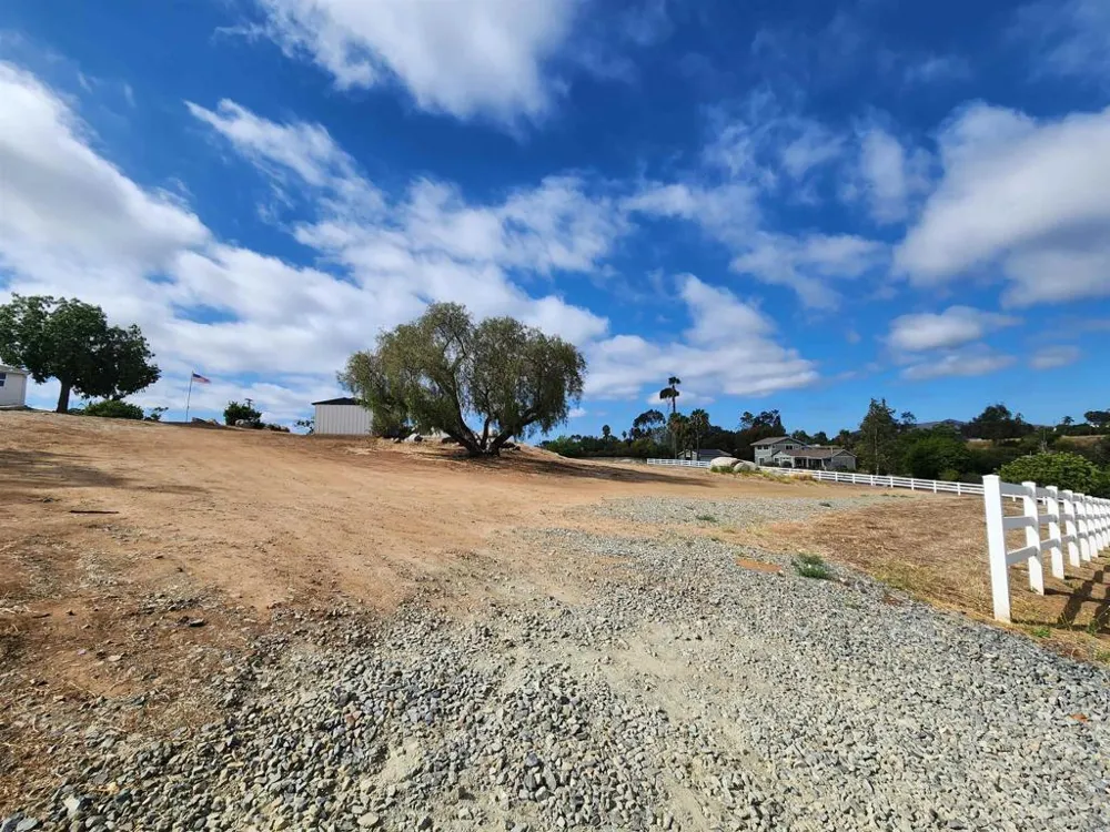 1060 Crest View Dr Vista, CA 92081