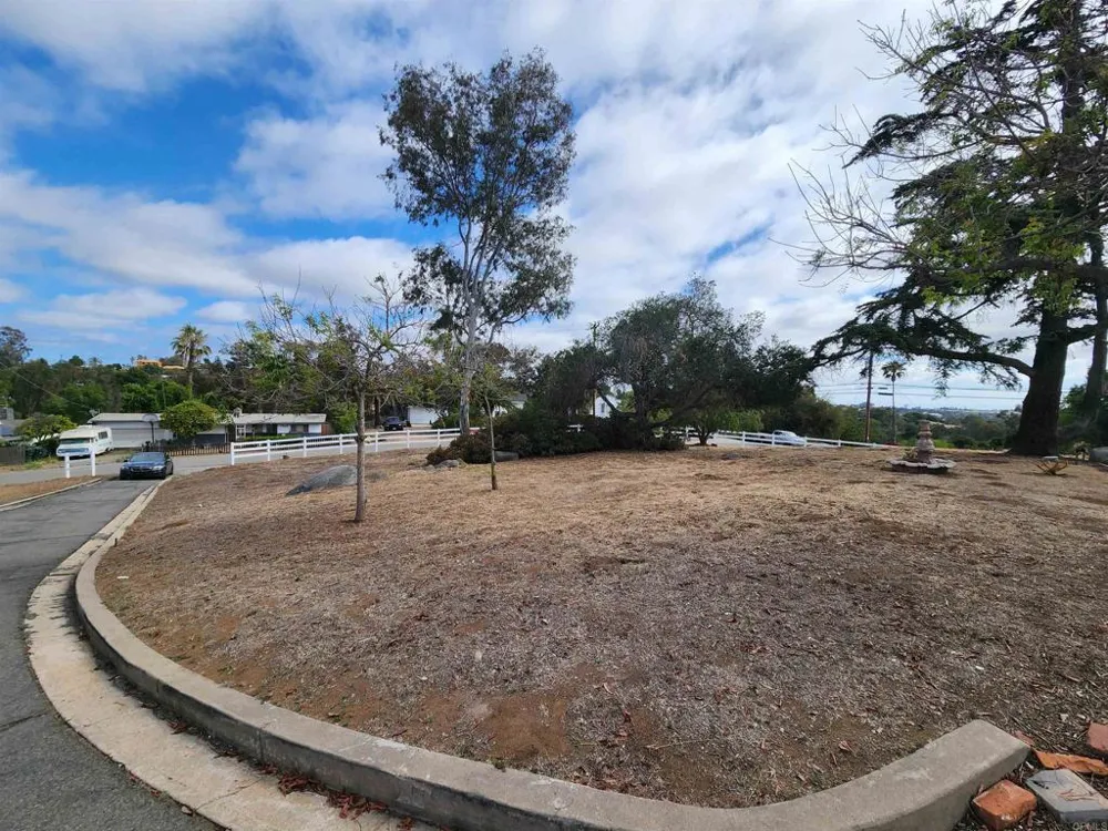 1060 Crest View Dr Vista, CA 92081