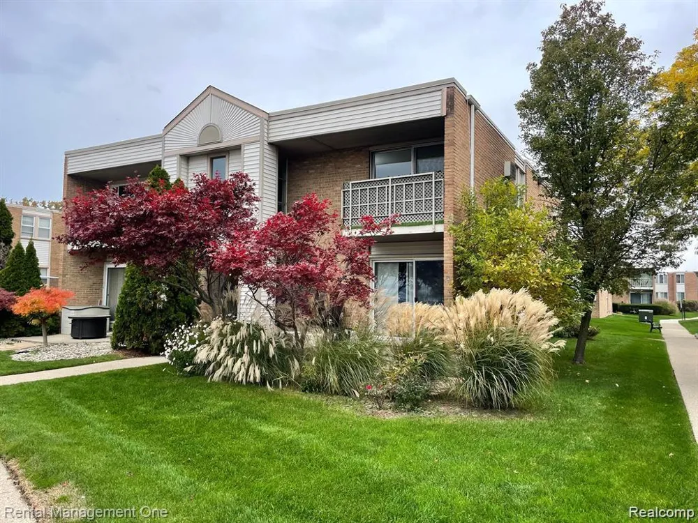 1603 Cass Lake Road #D unit Keego Harbor City, MI 48320