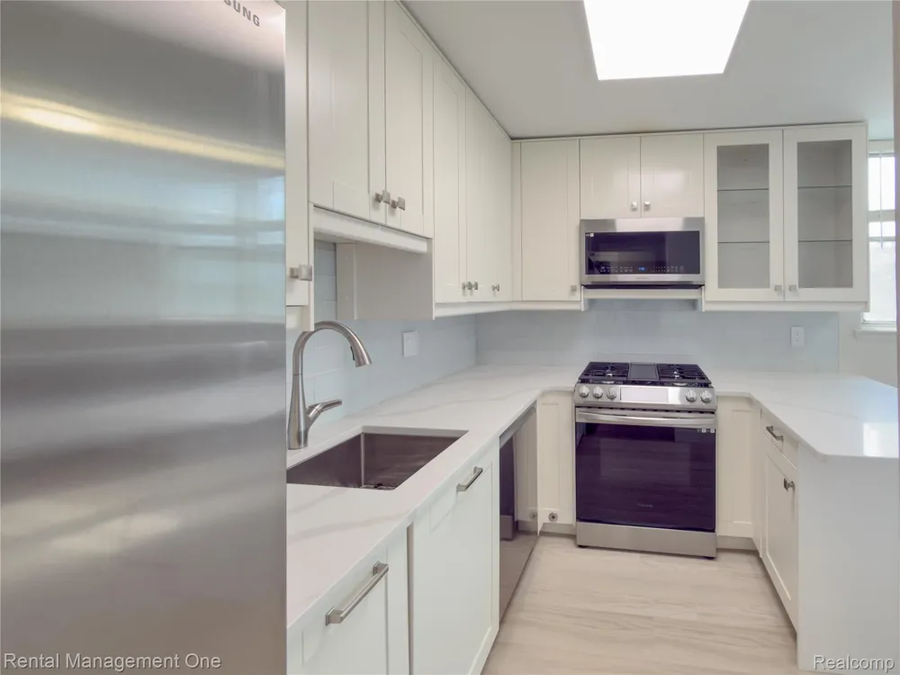 1603 Cass Lake Road #D unit Keego Harbor City, MI 48320