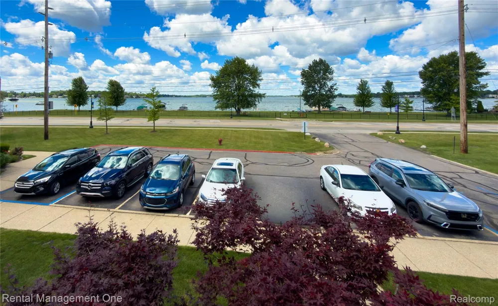1603 Cass Lake Road #D unit Keego Harbor City, MI 48320