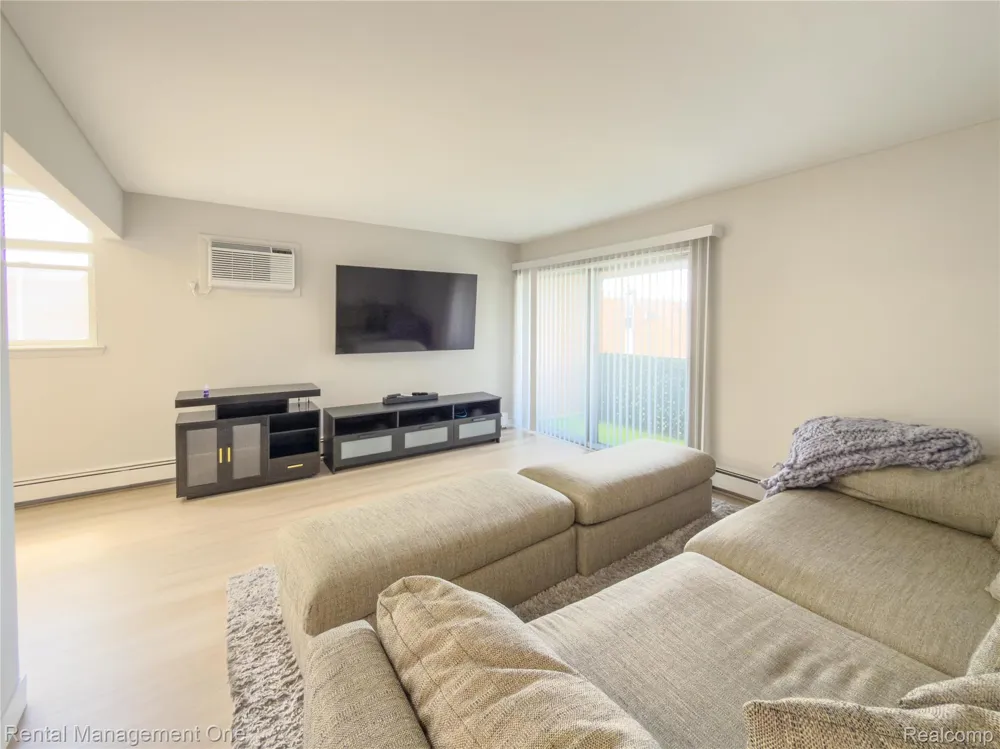 1603 Cass Lake Road #D unit Keego Harbor City, MI 48320