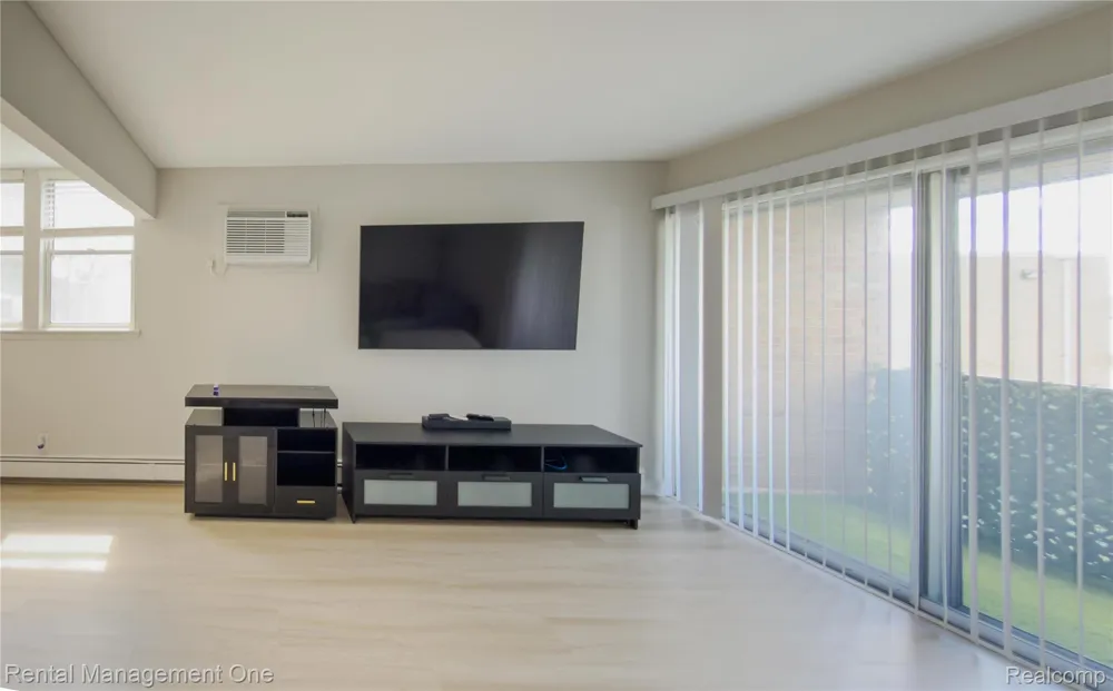 1603 Cass Lake Road #D unit Keego Harbor City, MI 48320