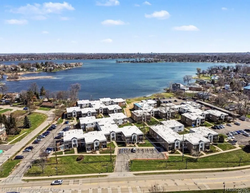 1603 Cass Lake Road #D unit Keego Harbor City, MI 48320