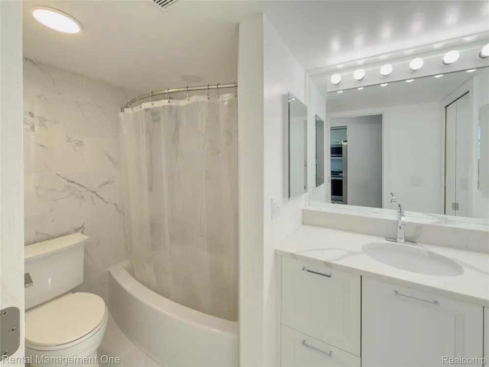 1603 Cass Lake Road #D unit Keego Harbor City, MI 48320