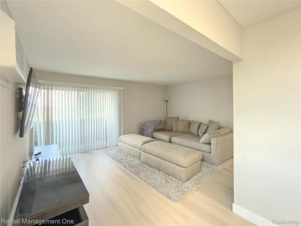 1603 Cass Lake Road #D unit Keego Harbor City, MI 48320