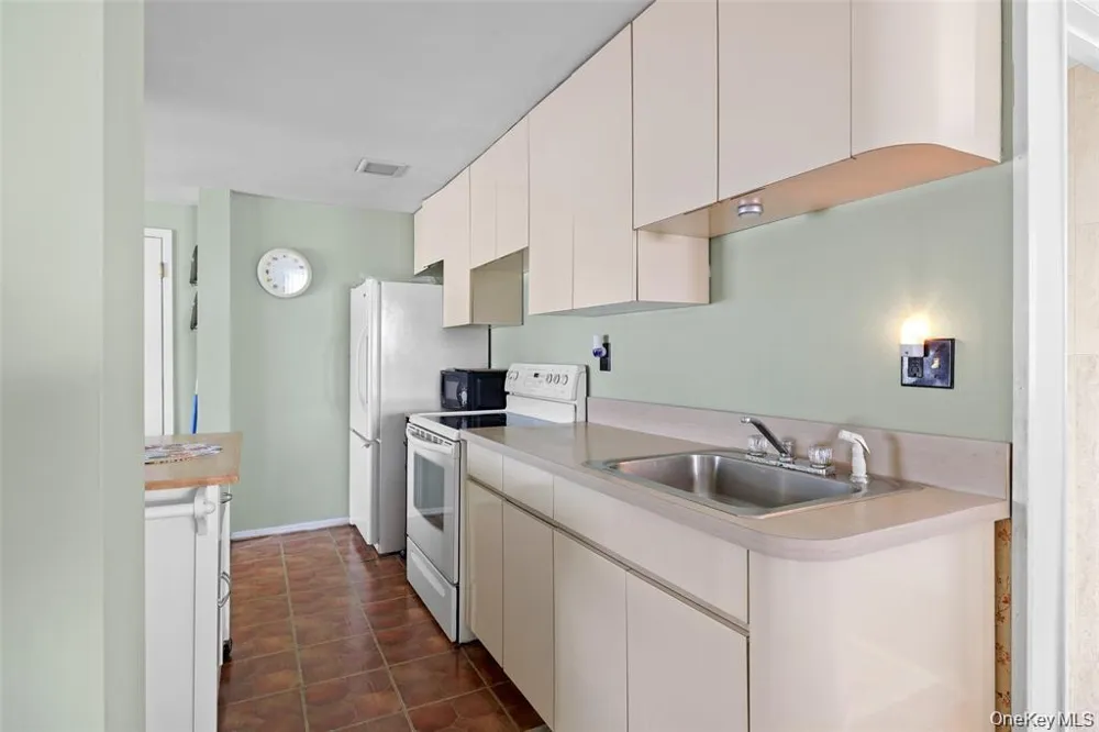 830 Broome Avenue Lindenhurst, NY 11757