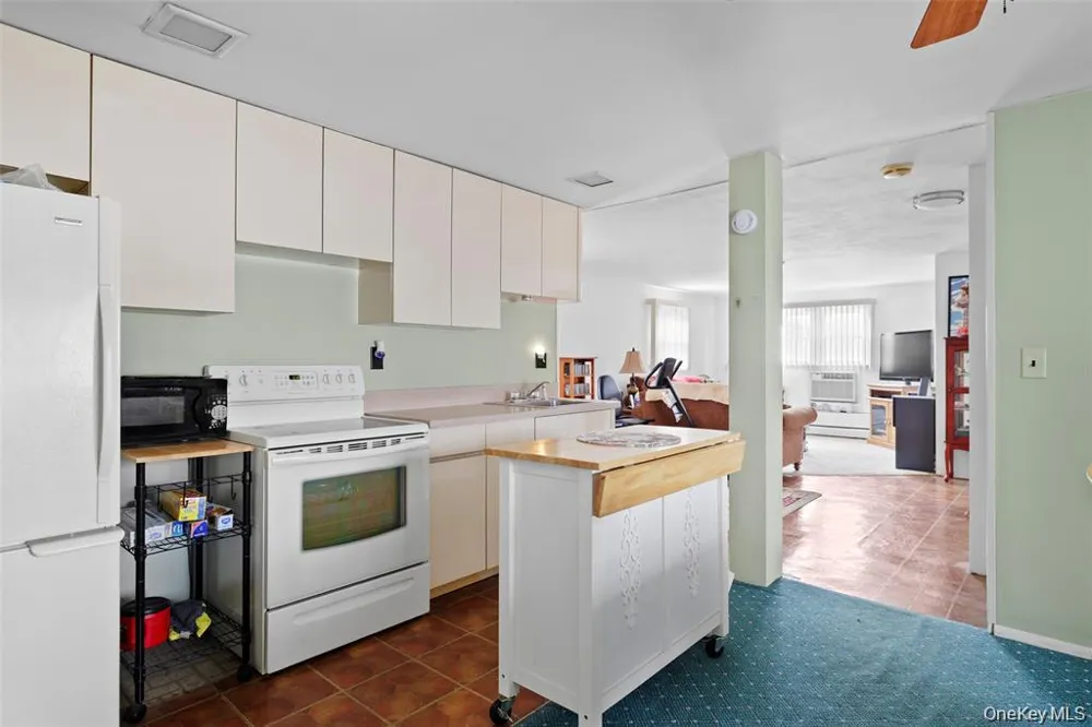 830 Broome Avenue Lindenhurst, NY 11757