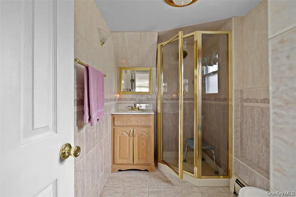 830 Broome Avenue Lindenhurst, NY 11757