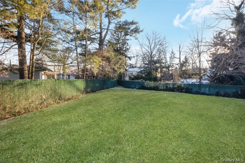 1680 lake Avenue Merrick, NY 11566