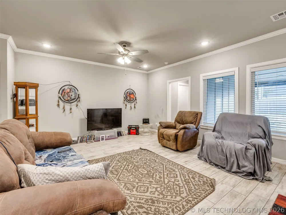 401 W Harrison Street Chouteau, OK 74337