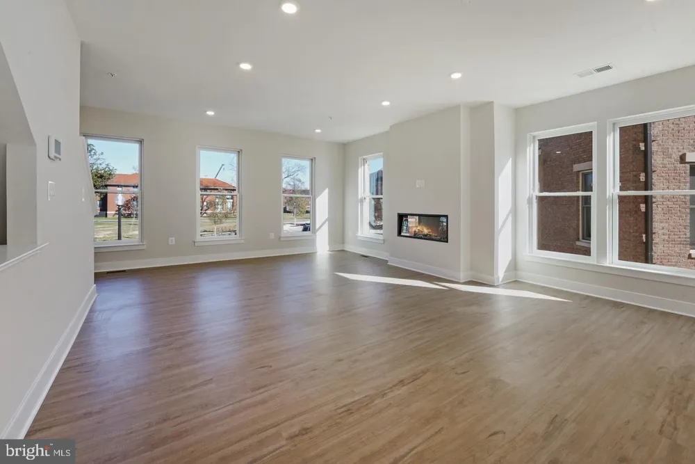 945 SYCAMORE DR SE Washington, DC 20032