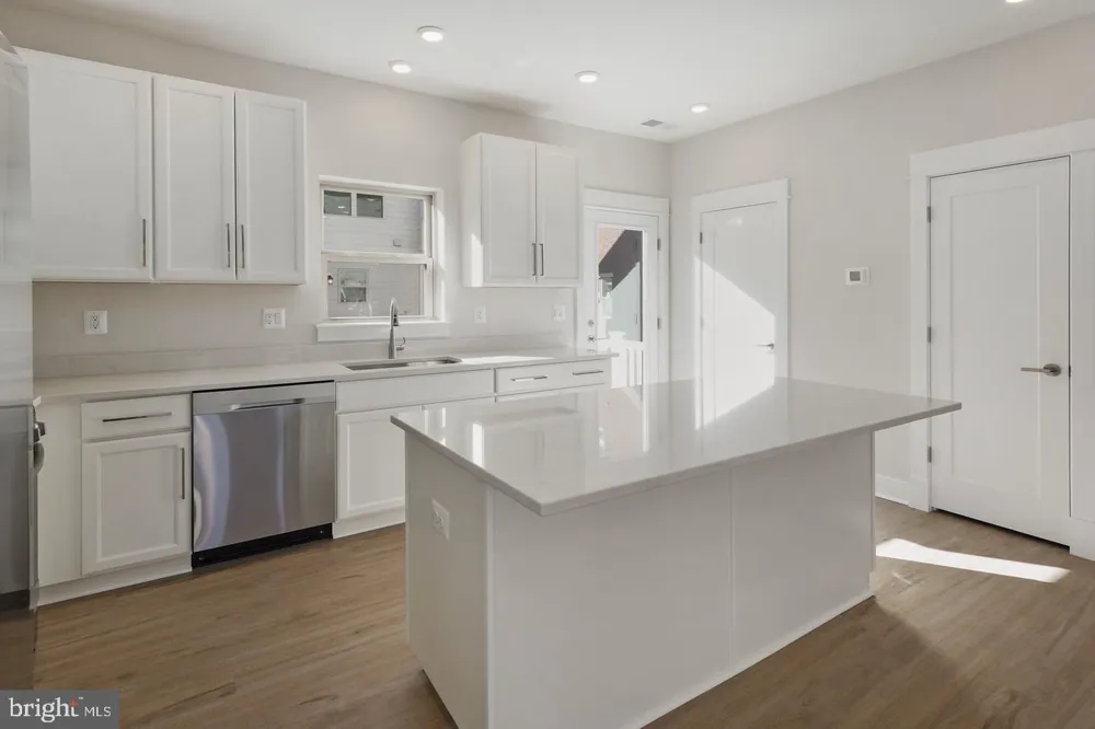 945 SYCAMORE DR SE Washington, DC 20032