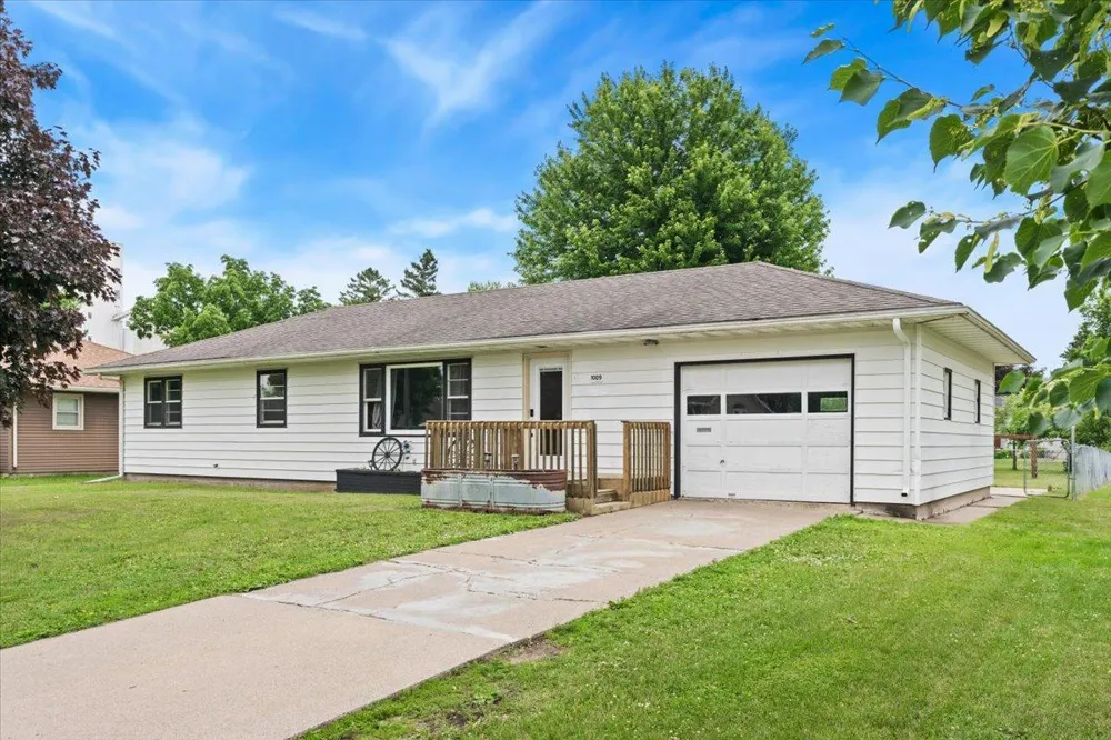 1009 W Center Street Lake City, MN 55041