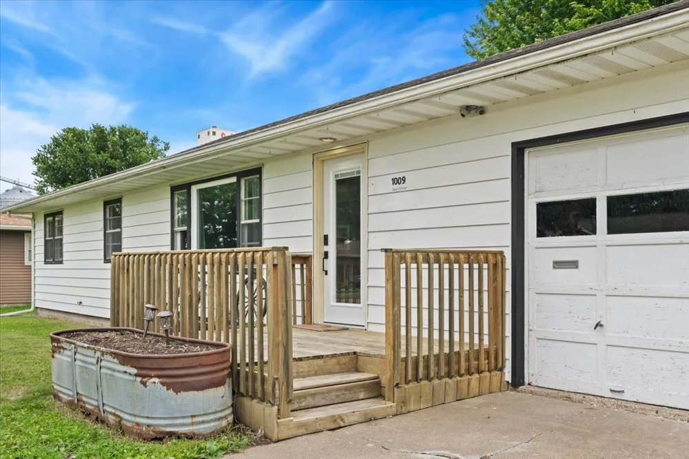 1009 W Center Street Lake City, MN 55041