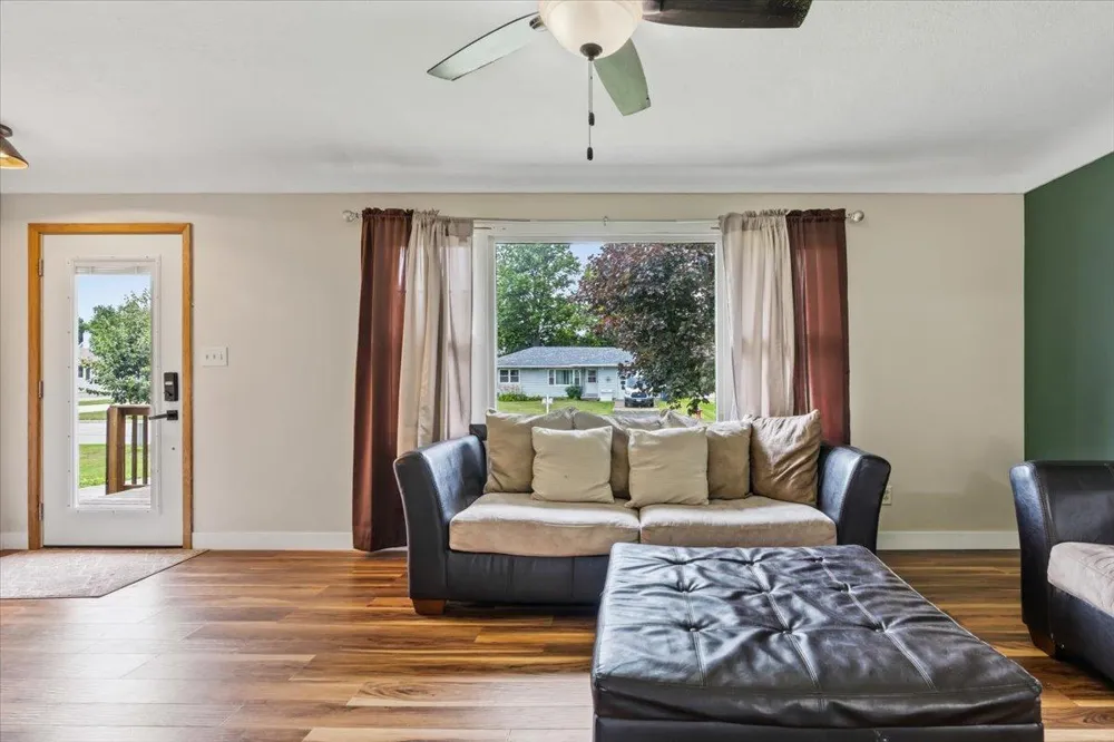 1009 W Center Street Lake City, MN 55041