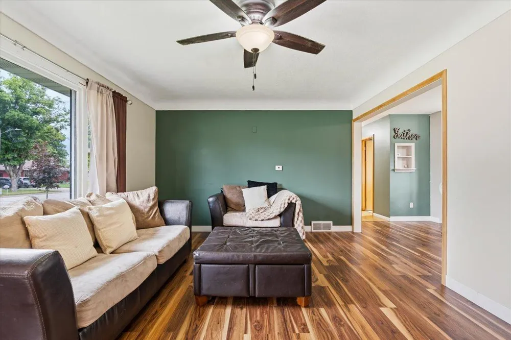 1009 W Center Street Lake City, MN 55041