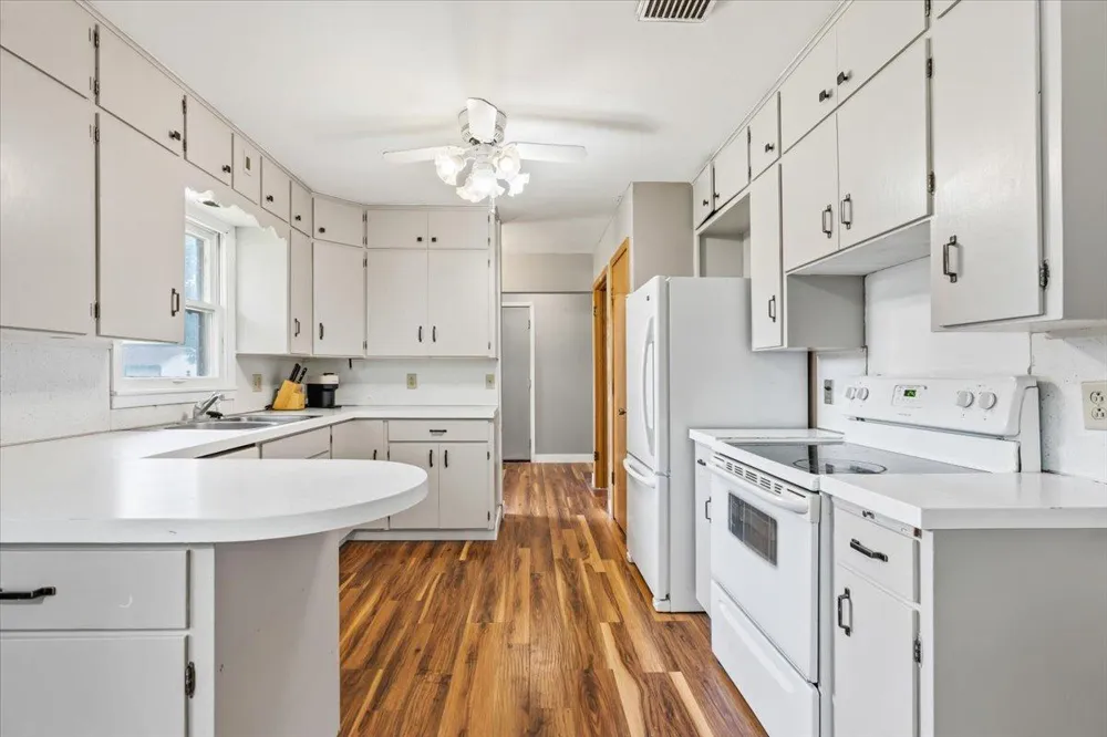 1009 W Center Street Lake City, MN 55041