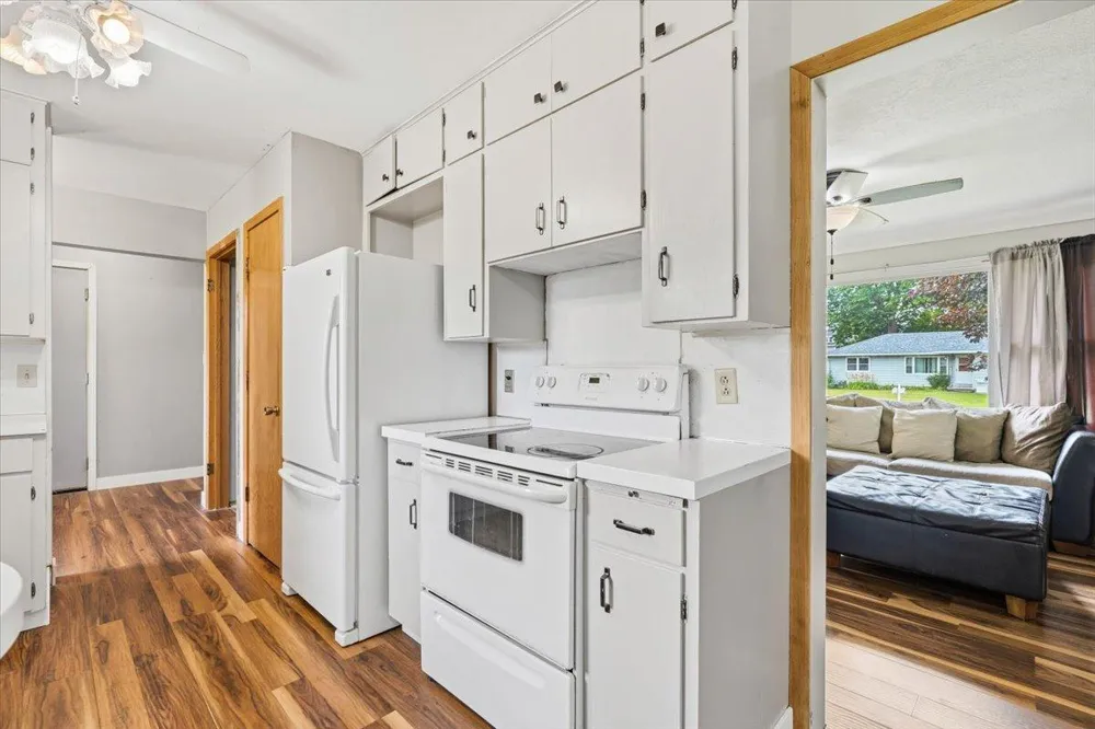 1009 W Center Street Lake City, MN 55041